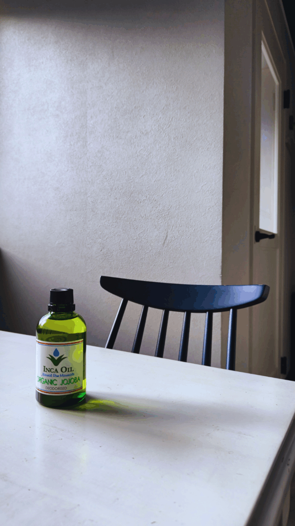 札幌市中央区Snowzegarden店舗内のテーブルに置かれたホホバオイルのボトル