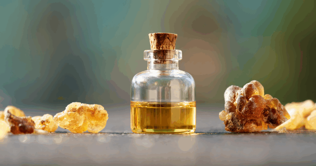 フランキンセンスのエッセンシャルオイルの瓶と、本来の姿である樹脂が並んだ写真。天然樹脂の質感とアロマのイメージを伝えるイメージカット。